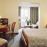 Des Chateaux Hotel 3*
